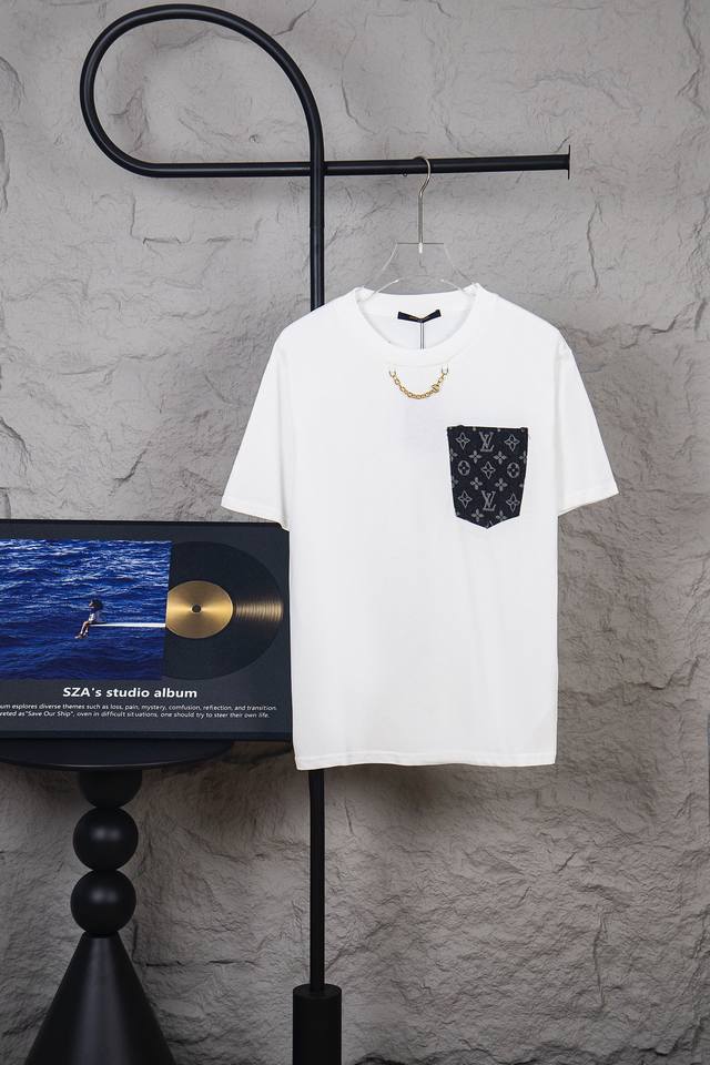 款号 M130 Louis Vuitton 路易威登 23Ss 单宁牛仔口袋短袖 五金链条点缀领口 简单时尚 上身百搭必入单品 定制240克同缸染面料 手感非常