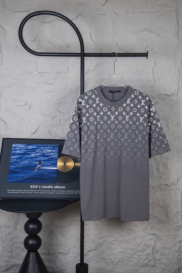 款号:M083 Louis Vuitton 路易威登 24Ss 老花渐变印花短袖 面料采用32S双股纱精梳棉紧密赛络纺纱线 克重260G 配套1*1横机全棉螺纹