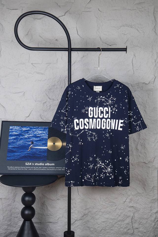 款号 M078 Gucci 古驰24雪花满印字母圆领短袖 面料采用32支双纱280克高克重纯棉面料配套1X1螺纹 久洗不变形 颜色 杏 藏青 尺码 S-Xl