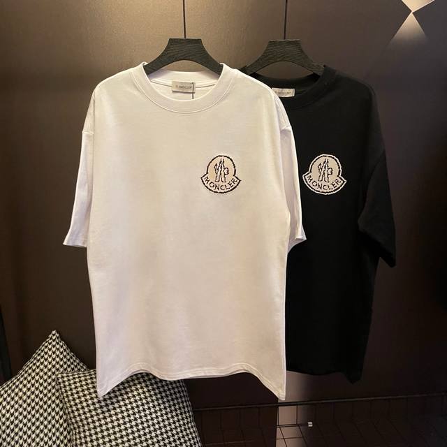 款号 M030 Moncler 蒙口2025S 新款马赛克印花小标短袖T恤 采用280克40支精梳棉面料制成 且经由水洗后面料手感顺滑 不易缩水变形 不易褪色