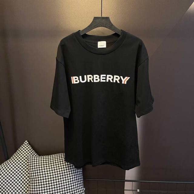 款号 M017 Burberry 巴宝莉 经典重影字母印花短袖 修身版型 客供平织棉,由微型针织的工艺技术制作,丝丝细雨般的质感突显,略带弹性的面料让细节感和柔