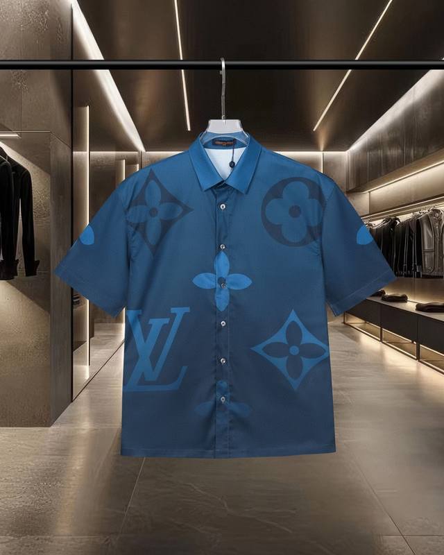 Lv 路易威登爆款来袭 渐变老花蓝色数码印花短袖衬衫 2025Ss官网新款短袖 衬衫 衬衣 精美数码印花Logo 高端版本 专柜定制面料 透气舒适度高 精工制作