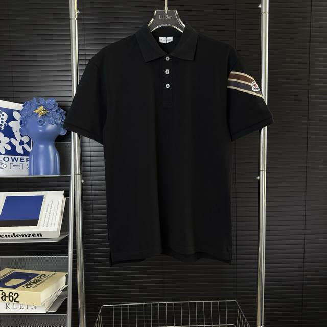 359 当天到货 现货现配 moncler 蒙口 手袖织带徽章拼织2025新款 定制小标字母Logo 休闲polo衫短袖 原版面料 高版本 高品质 对色定染面料