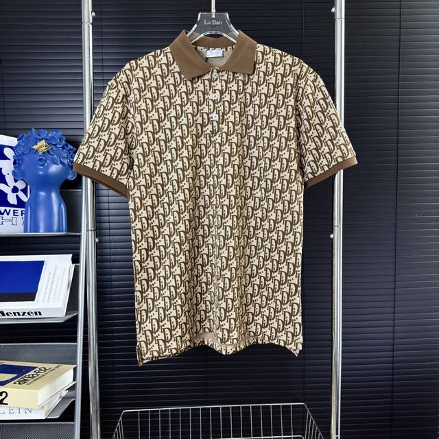 348 当天到货 现货现配 dior 迪奥 2025新款 拼色扁机领 满印Cd字母Logo 休闲polo衫短袖 原版面料 高版本 高品质 对色定染面料 刺绣工艺