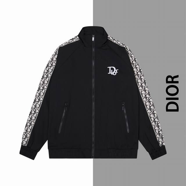 款号#F43 迪奥织带小标刺绣外套 dior官网一致款式 工艺:胸口饱满Zp一致刺绣小标 面料 380克纯棉金马罗文 配套 三标齐全 纸板 油纸 码贴包装 做前