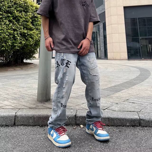 款号Xk2169 fog欧美Vibe风复古高街水洗做旧破洞牛仔裤男刺绣字母宽松炸街长裤潮 面料定制经过一流的高工艺水洗 质地紧密 色泽均匀 纹理清晰 上身非常舒