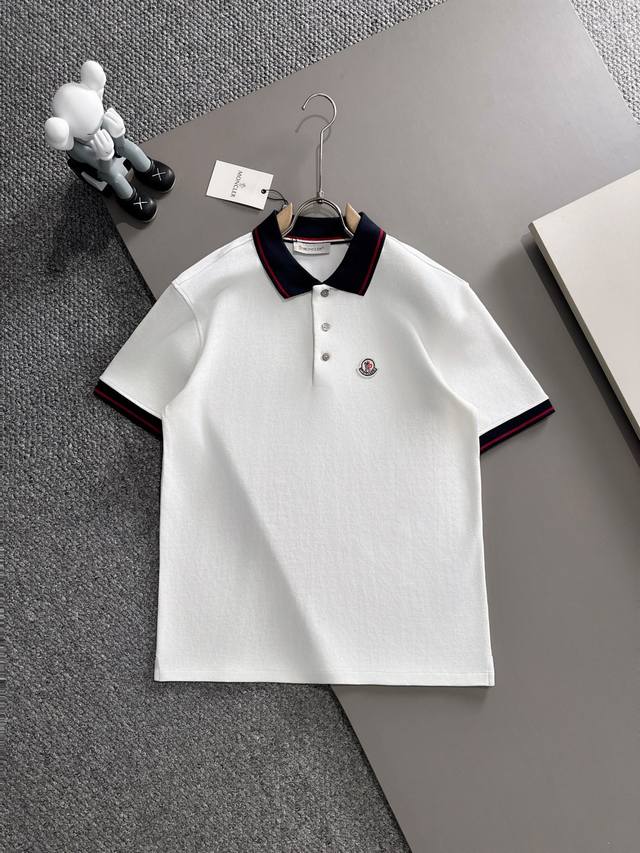 蒙口Moncler 25Ss 男士商务休闲纯色翻领短袖polo 珠地棉面料 上等长绒棉花原料 面料属性皆为上乘 网眼结构细腻自然 舒适性与透气性完美兼备 触感体