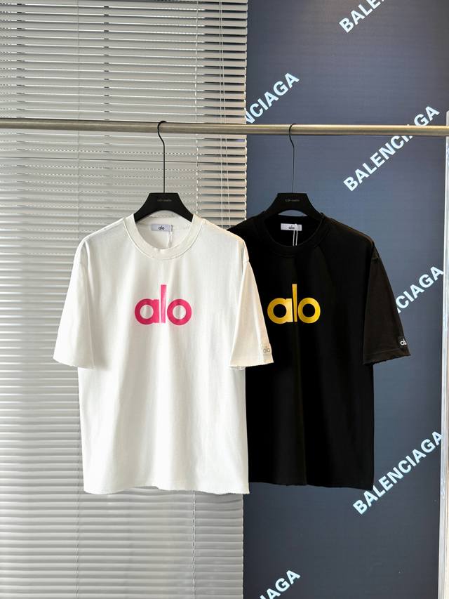 高品质 Alo 25年新款春夏100%纯棉300克宽松短袖圆领显瘦慵懒感T恤康利光桨印花 高级的字母设计 袖子上也做了一个贴布Logo领口 下摆 袖口都是破洞磨