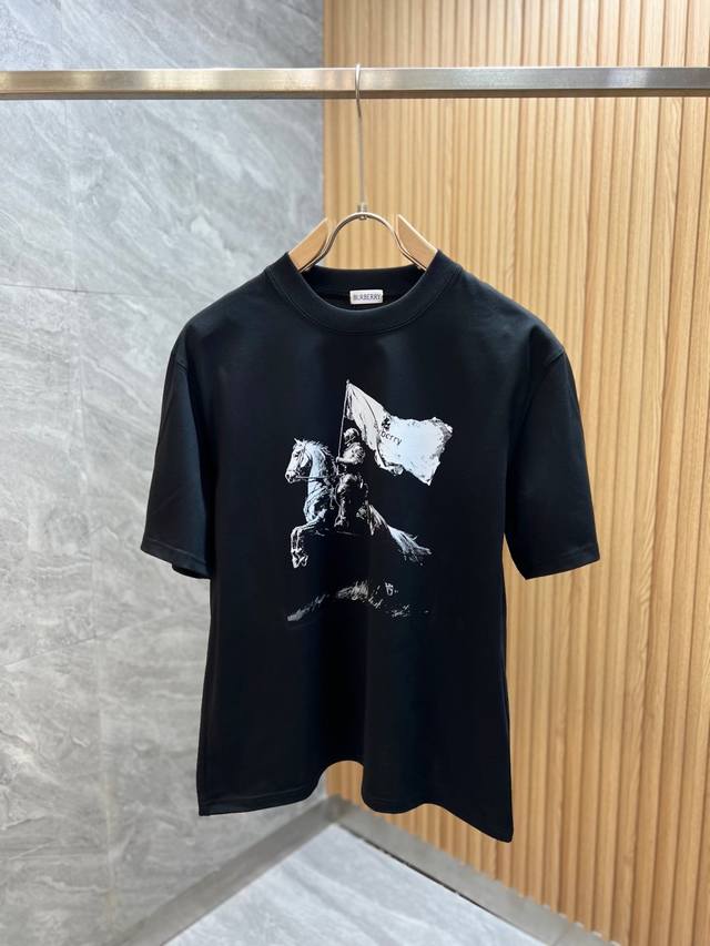Burberry 巴宝莉 2025最新款潮牌情侣款 经典Logo印花圆领T恤 春夏新品 高品质280克纯棉面料 时尚百搭经典潮款 穿着舒适 透气 时尚 不失个性