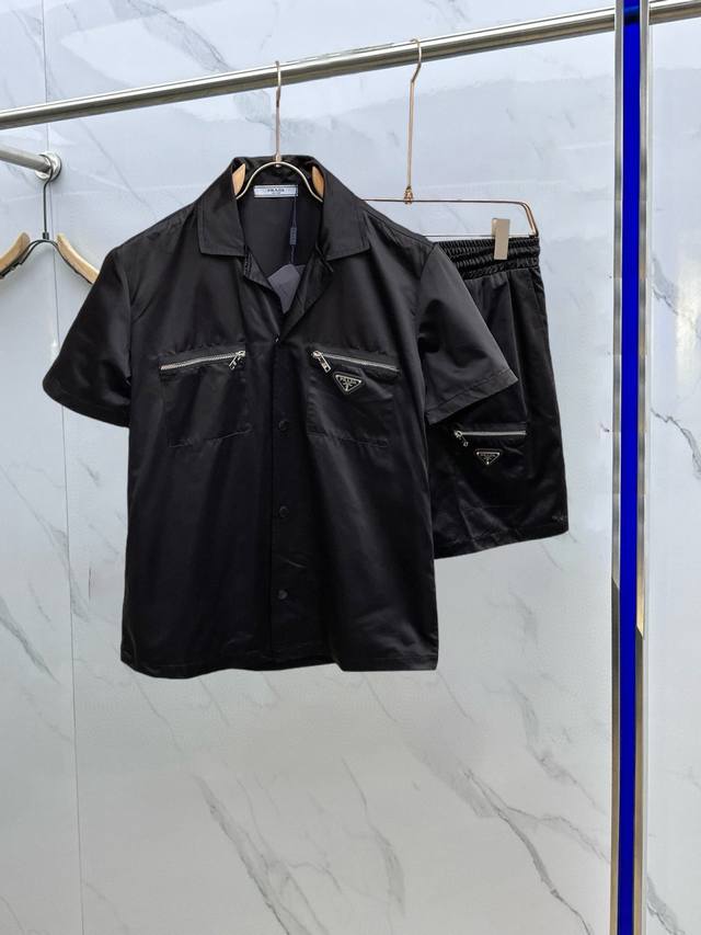 普拉达 春季新款短裤套装 秀场新品品相非常完美 舒适保暖 三标齐全色泽饱满诱人 非常出彩的设计 轻松将时髦感进阶 做工极为考究严谨 走线工整细致 大牌设计师巨作