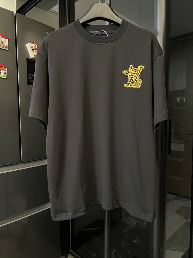 隔天 1V 路易 25Ss 字母刺绣重工短袖T恤 黑 高版本 重磅克重260G纯棉双纱面料 螺纹定织定染通肩拉条工艺增加衣物清洗寿命 触感舒适 品质上乘 全套辅
