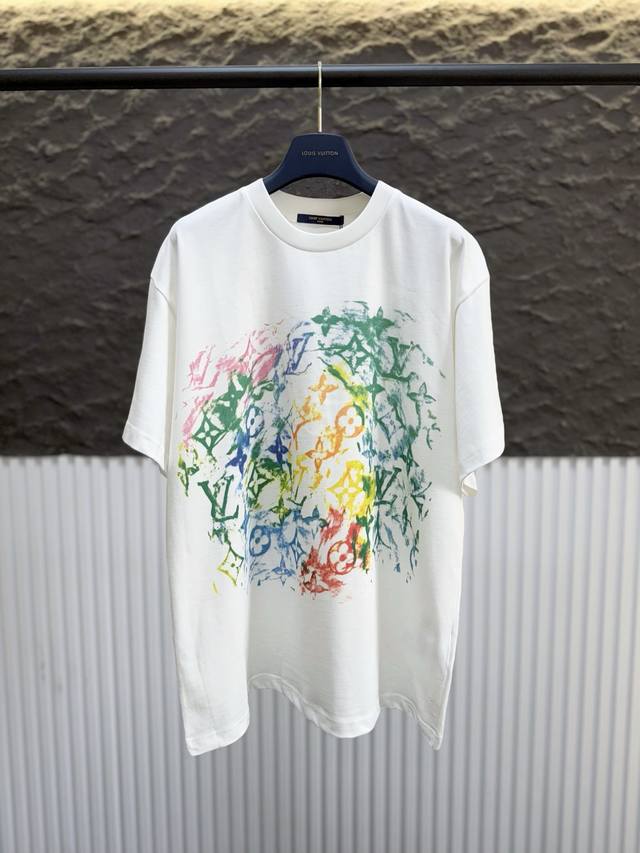 款号V015 lv蜡笔涂鸦直喷短袖T恤 定制280克全棉双纱硬挺面料 布面干净 布纹清晰 手感非常细腻扎实 更加力挺 舒适透气不易变形不易褶皱 1 1索罗娜螺纹