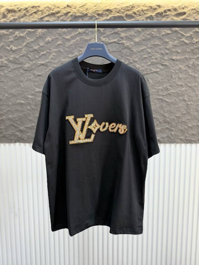 款号V005 lv亮片串珠字母Logo短袖T恤 定制260克全棉双纱硬挺面料 布面干净 布纹清晰 手感非常细腻扎实 更加力挺 舒适透气不易变形不易褶皱 1 1索