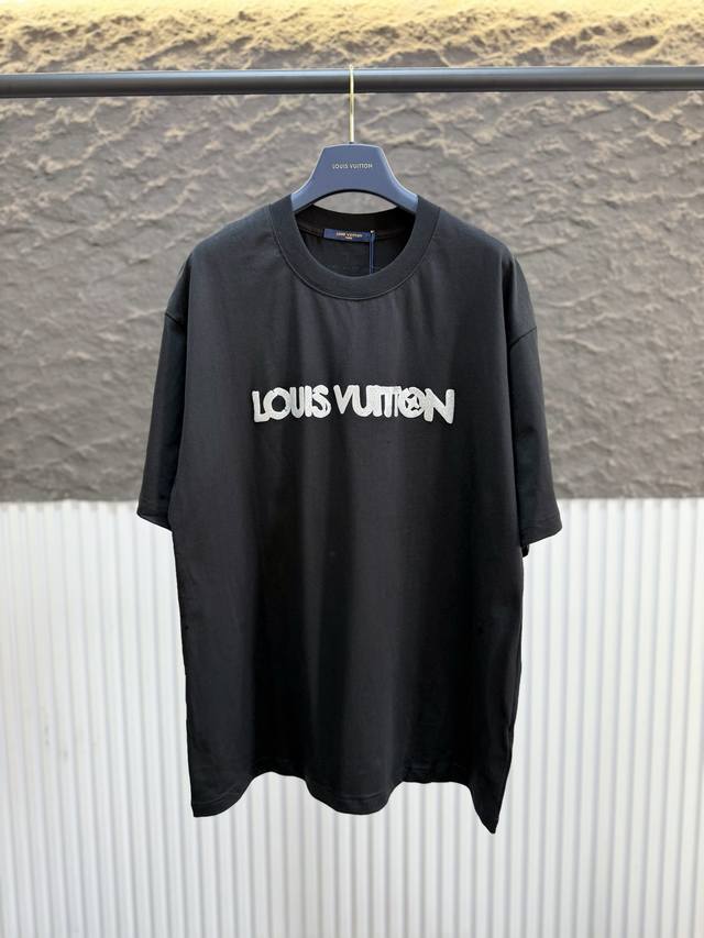 款号V010 lv新款亮粉发泡字母短袖T恤 定制260克全棉双纱硬挺面料 布面干净 布纹清晰 手感非常细腻扎实 更加力挺 舒适透气不易变形不易褶皱 1 1索罗娜