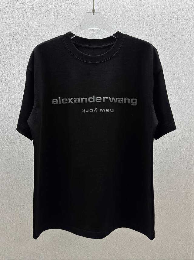 aw圆领短袖T恤 经典字母灰色发泡 立体效果也太好看 面料定制定染 300克100%纯棉短袖 手感非常舒服 超级百搭好看的一款短袖 品质绝对保证 黑白色 男女同