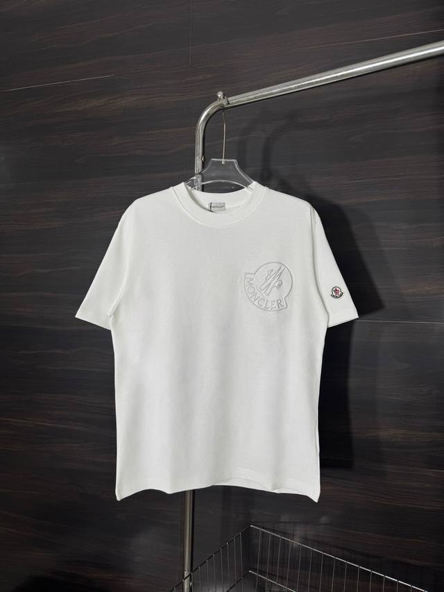 款号 He257 moncler Cyclone-蒙口胸前刺绣大标圆领短袖 面料采用2 克双股双纱纯棉面料 手感舒适柔软 上身舒适透气 领口采用同缸同色罗纹 不