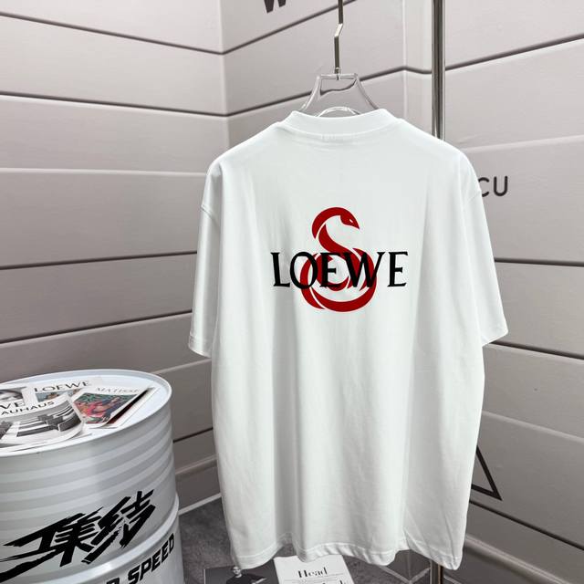 Loew* 罗意*威 2025春夏款 经典简约个性立体植绒工艺 Logo 定制双纱平纹纯棉面料 短袖T恤 男女同款 颜色 黑色 白色 尺码 S 90-130斤