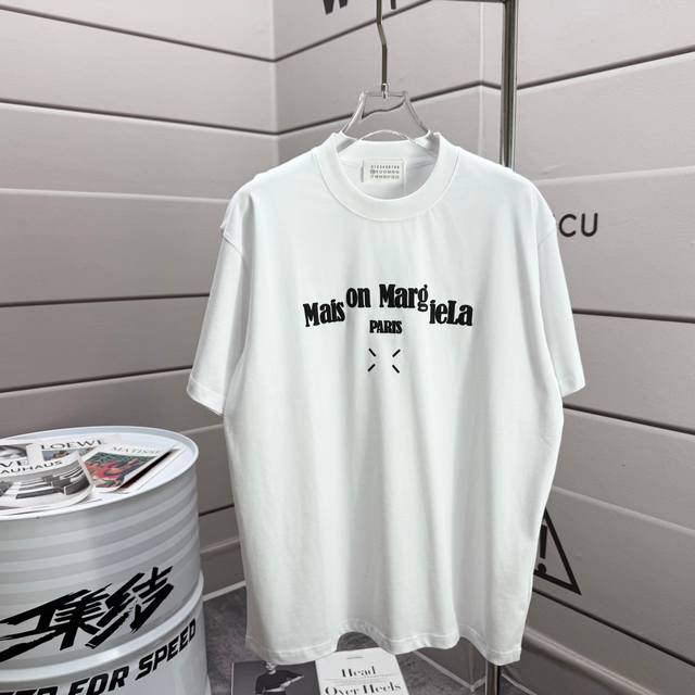 Mm6 马吉*拉2025春夏新款 Mm6字母图腾经典 发泡工艺 短袖T恤 定制双纱平纹纯棉面料 男女同款. 颜色 白色 黑色 尺码 S 90-130斤 M 12