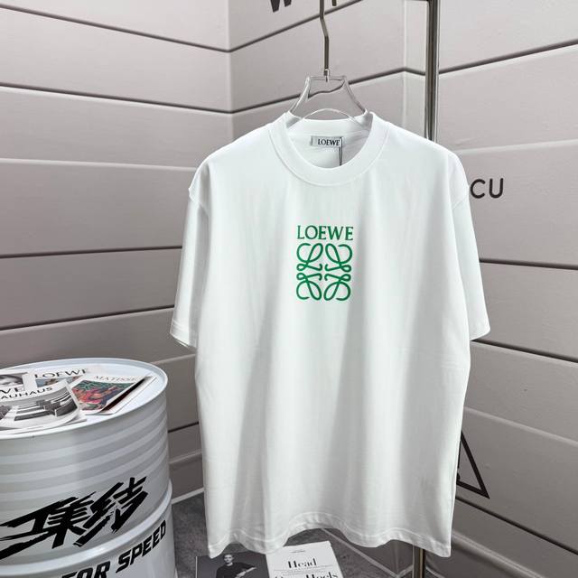 Loe*罗意* 2025春夏款 经典绿色图腾简约字母 厚板工艺 立体硅胶工艺 个性Logo 定制双纱平纹纯棉面料 短袖T恤 男女同款 颜色 黑色 白色 尺码 S