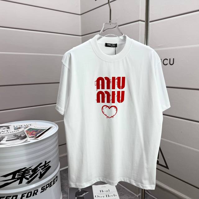 Miu Miu*2025春夏新款 经典简约植绒工艺 字母爱心短袖T恤 定制双纱平纹纯棉面料 男女同款 颜色 黑色 白色 尺码 S 90-130斤 M 120-1
