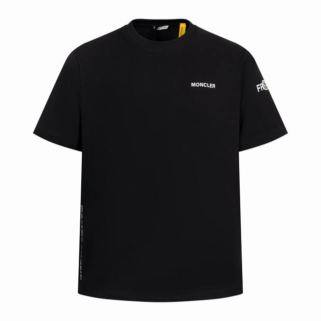 独家供应 moncler 藤原浩联名短袖 黑色 采用双股棉平纹面料打造而成 经纬纱线以一上一下的方式交织而成 形成均匀的方格状纹理 结构紧密但轻薄 棉纤维具有天