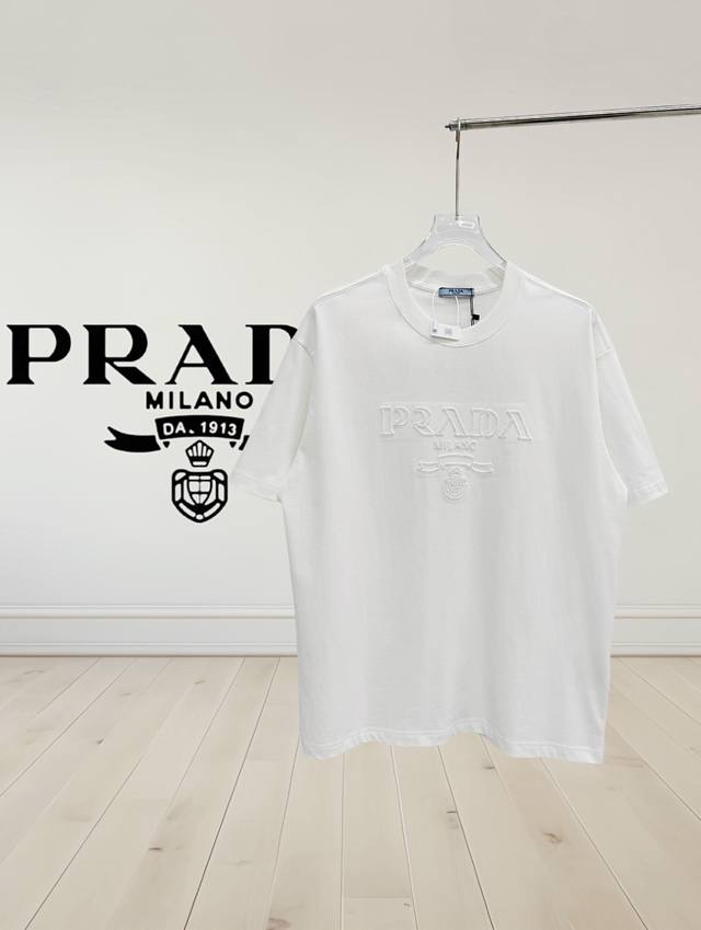 高版本] prada 普拉达25Ss新款男士圆领短袖T恤 高工艺缕空刺绣Logo设计 定制原版洗水面料32支280G精梳棉 穿着亲肤舒适 面料柔软透气摸上去非常