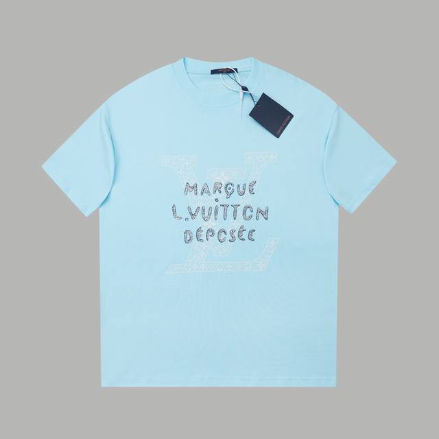LV 25Ss早春新款 Lv字母印花烫钻短袖 轻奢主义 男女日常通勤穿搭必备单品 正确版本 欢迎对比 详细特征 320克 % 纯棉双纱汗布面料 同缸定染特种加粗