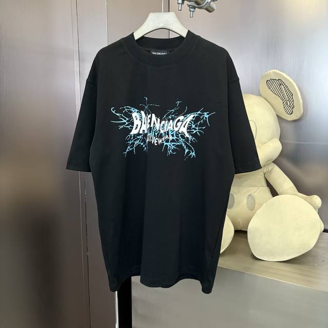 Balenciaga 春夏限定款 320克高订面料 40支双纱 定制织梦雅韵罗纹棉 质感细腻 舒适贴肤 以纯黑之色 诠释着优雅 标志性地标识跃然衣上 低调却醒目