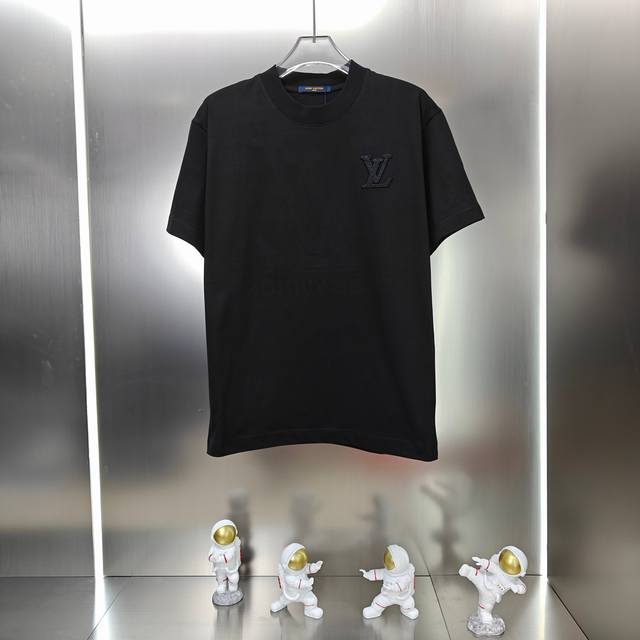 路易威登 Lv 2025春夏新款男女同款短袖T恤 定制专属300克重双纱纯棉面料 定制原版工艺螺纹车工 立体中空绣拱桥绣工艺设计 颜色 黑色 白色 紫色 尺码