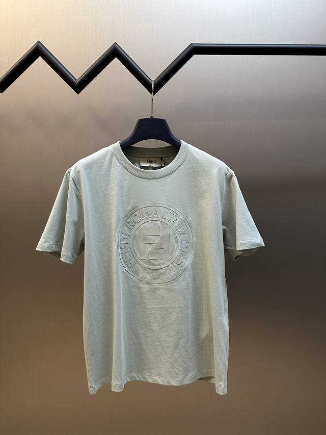 Fendi 徽标圆领短袖 订织订染秘鲁Row御用面料 提花纹路放大看细节除还原度接近98以上 做工无敌 size S M L