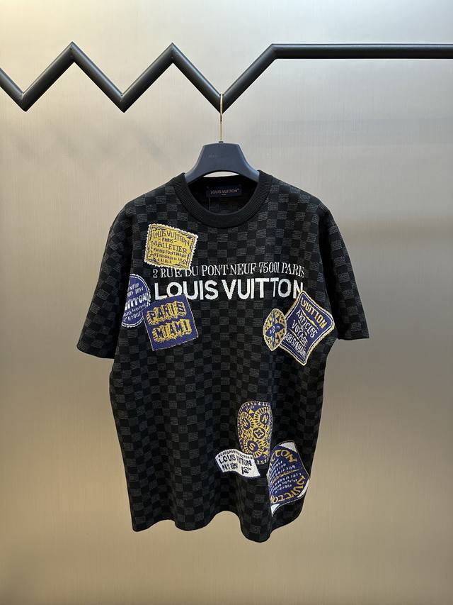 Lv Damier 毛织短袖 本款短袖圆领衫追随本系列的横越大西洋之旅 借鲜明元素赞颂旅行艺术 棉质混纺针织呈现 Damier 图案 莹泽纱线勾勒的嵌花标识恰似