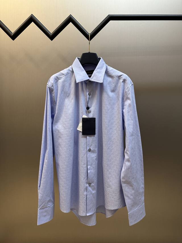 Lv 经典提花长袖衬衣 本款长袖衬衫为细腻棉布铺陈 Lv Fishnet 提花织纹 令正式着装流露儒雅气息 顶端纽扣标注 Lv 字母 前襟点缀 Lv 与 Mon