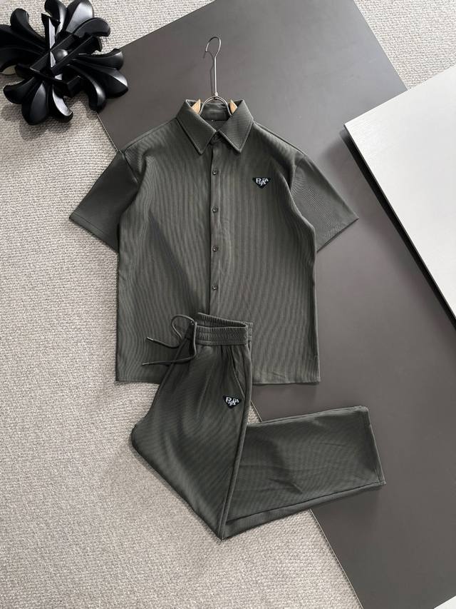 隔天出货 prada 普拉达 高品质 2025春夏新款休闲重工套装 独家Yb开发 高版出品 外单客供进口定制面料 透气舒适度高 细节无可挑剔 品牌元素设计理念