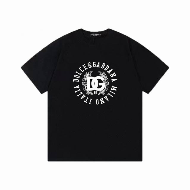 dg 杜嘉班纳 标识Logo印花简约百搭圆领短袖T恤男女同款 吊牌 领标 水洗唛 三标齐全 尺码 S-Xxl 颜色 黑色 白色