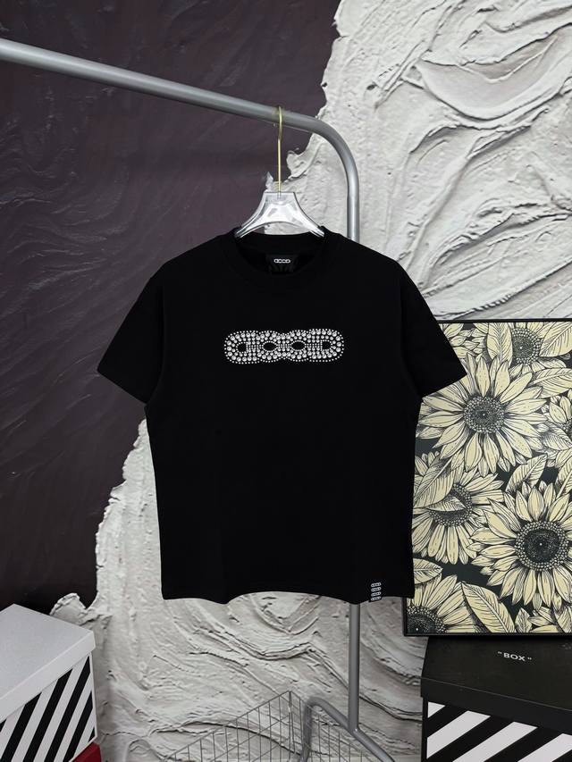 款号Aa6780 good 珠片短袖 goodbrand专柜同款 采用 G纯棉面料 32支双纱 拿手上非常有质感 立体 大气 夏天百搭好穿 简单大气 采用Os版