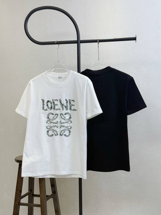 款号X188 loewe罗意威缝线大标字母刺绣圆领短袖 官网买的样衣回来打的板 原色原版1:1 市场发这么低不发这个价格p没办法 情侣同款 全套包装 三标齐全