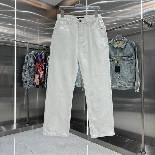 Lv 25新品 后口袋字母Logo印花牛仔裤 特定最新品牌皮标 重磅单品~私渠稀有臻品 客供五金辅料 进口客供定织牛仔棉布面料,时尚又个性 超级百搭好看的一款