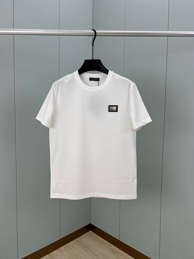 dolce&Gabbana 25春夏新品经典五金皮牌标识短袖T恤 衣橱典范单品演绎品牌标志性风格 为男士衣橱注入新意 采用定制80支双股丝光棉面料 黑色 白色