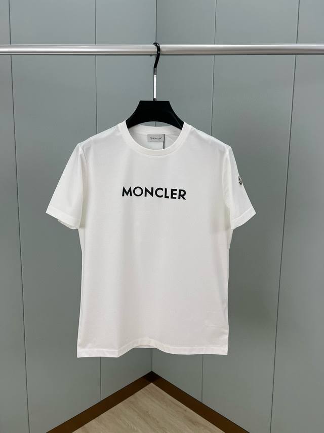 moncler 25春夏新品立体印花短袖T恤 正面点缀品牌经典字母徽标印花设计 采用定制80支双股丝光棉面料 黑色 白色 S Xl