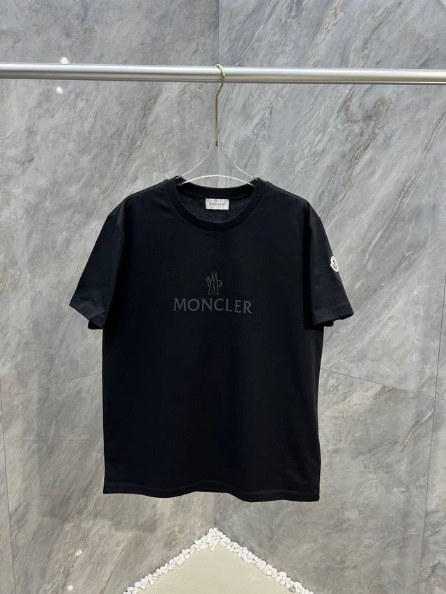 mon*Cler 新款印花字母标识圆领短袖T恤 Zg同款 正面胸前胸前点缀品牌标识字样 左袖饰有经典毡艺刺绣章仔徽标 优选特定80支3股100%棉质平纹针织面料