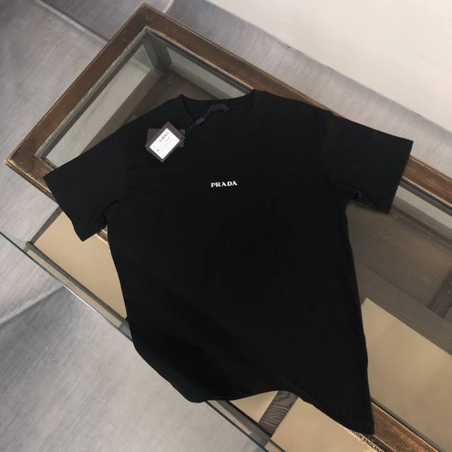 prada 普拉达 夏季新品上市时尚经典圆领短袖时尚单品设计 更加时尚舒适 高标准定制 上身非常有型 胸前品牌Logo压胶印花 客供辅料 客供进口高档面料质感非