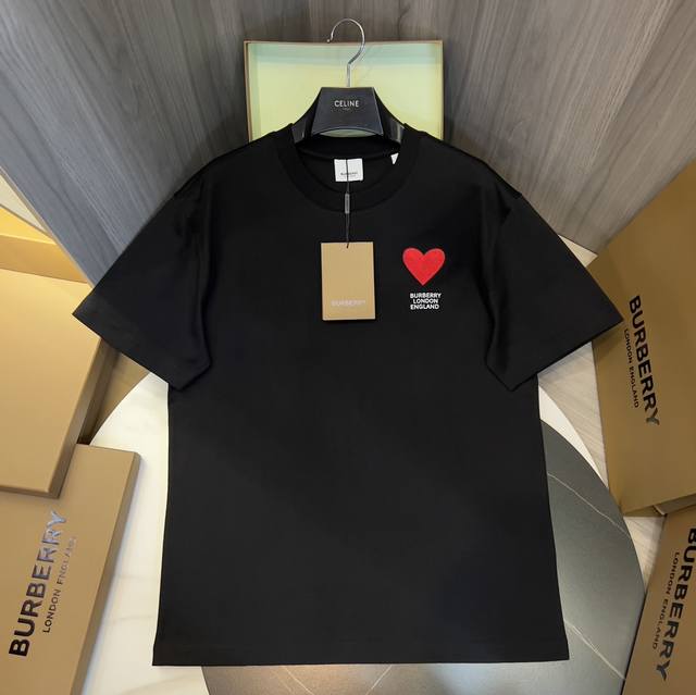巴宝*莉Bbr 心形情人案棉质 T 恤衫 Bur王牌尖货 镇店之宝 现货秒发 这款最新春夏爆款火热上线了 高支数高克重短袖重磅来袭 Bur王牌渠道 地址印花爱心