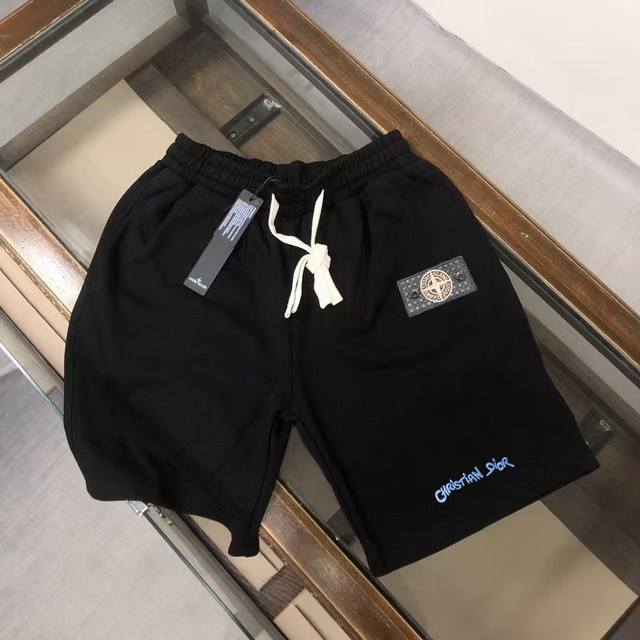 石头岛 新款休闲 刺绣短裤 品牌Logo绣花图案 标志性刺绣工艺 定制卫衣毛圈棉面料 柔软舒适亲肤感极佳 吸汗透气 五金带有标志性Logo 简约休闲款式打造休闲