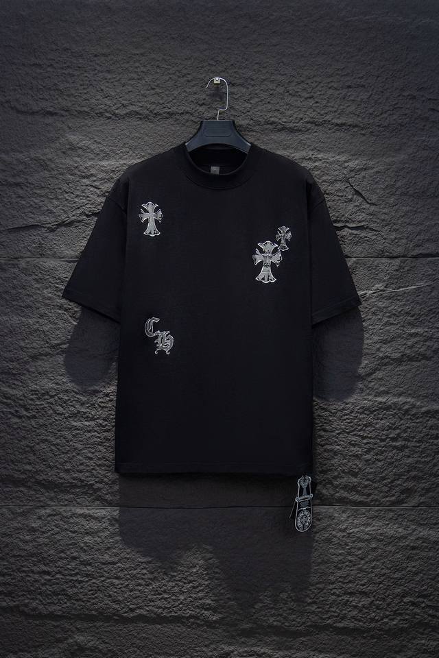 款号:7249# chrome Hearts 25Ss yb定织定染面料 颜色 印花 版型 辅料 五金 面料采用进口机器织造而成 布面纹路的独特性创造出完美的成