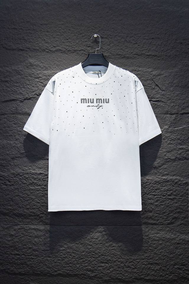 款号 9014# miumiu 25Ss os版型真的很迷人 miu也真的是绝绝子 每一季新品版型都做到极致 实穿度很高 随意搭都Nice - 100%棉 采用
