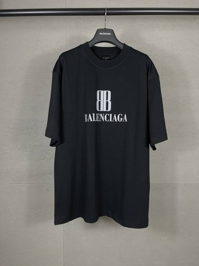 实拍图 顶级版本.官网品质 Balenci*Ga 巴黎.Ss25最新款 巴黎新Logo印花短袖T恤.砖柜同步.第一时间正品研制 欢迎对比 面料采用巴黎Zp定织定