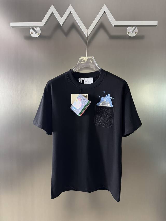 loewe 罗意威 Ss春夏新品 哈尔移动城堡刺卡西法口袋火苗刺绣Logo短袖 跨世纪的联名之作直接圈粉 宫崎骏的最后一次联名 把握机会 结合罗家经典口袋刺绣设