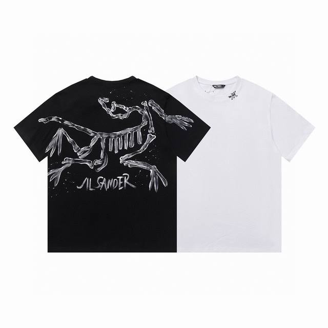 款号:L026 arcteryx始祖鸟手绘涂鸦骨龙短袖 男女同款 原版定制辅料 吊牌 包装袋 贴纸 洗水唛 防尘纸 250克 双纱面料 定织定染螺纹 原版贴纸