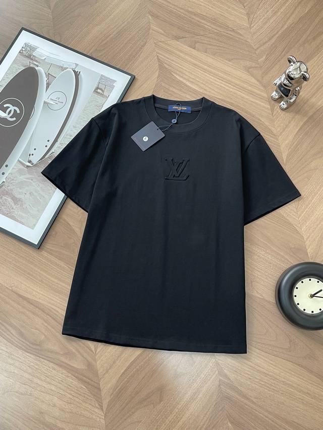 572# lv立体浮雕压花字母凹凸圆领短袖T恤 男女同款 官网同步 专柜纯棉面料 贴肤舒适 耐看又好穿 经典简约Logo设计 原厂工艺一丝不苟 型男必备单品短袖
