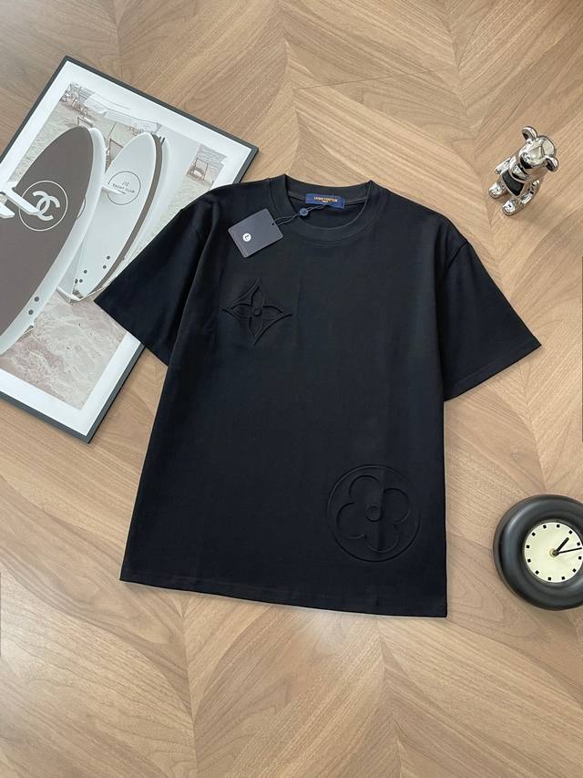 571# lv立体浮雕压花字母凹凸圆领短袖T恤 男女同款 官网同步 专柜纯棉面料 贴肤舒适 耐看又好穿 经典简约Logo设计 原厂工艺一丝不苟 型男必备单品短袖